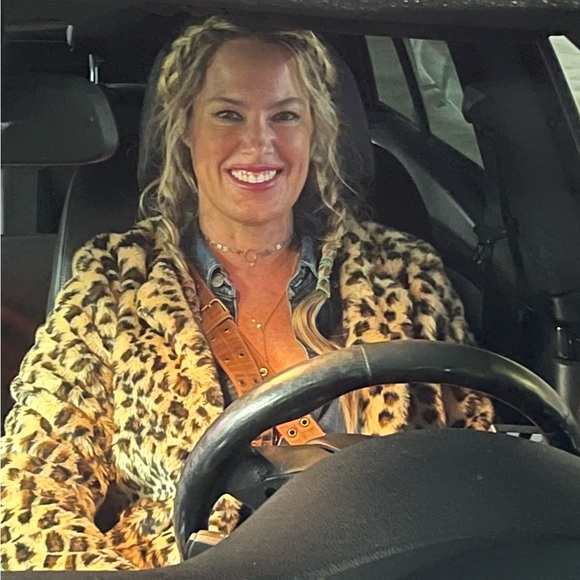 Meet your Posher, Stephanie - Picture 2 of 2